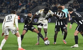 لانس يرتقي لصدارة الدوري الفرنسي لكرة القدم